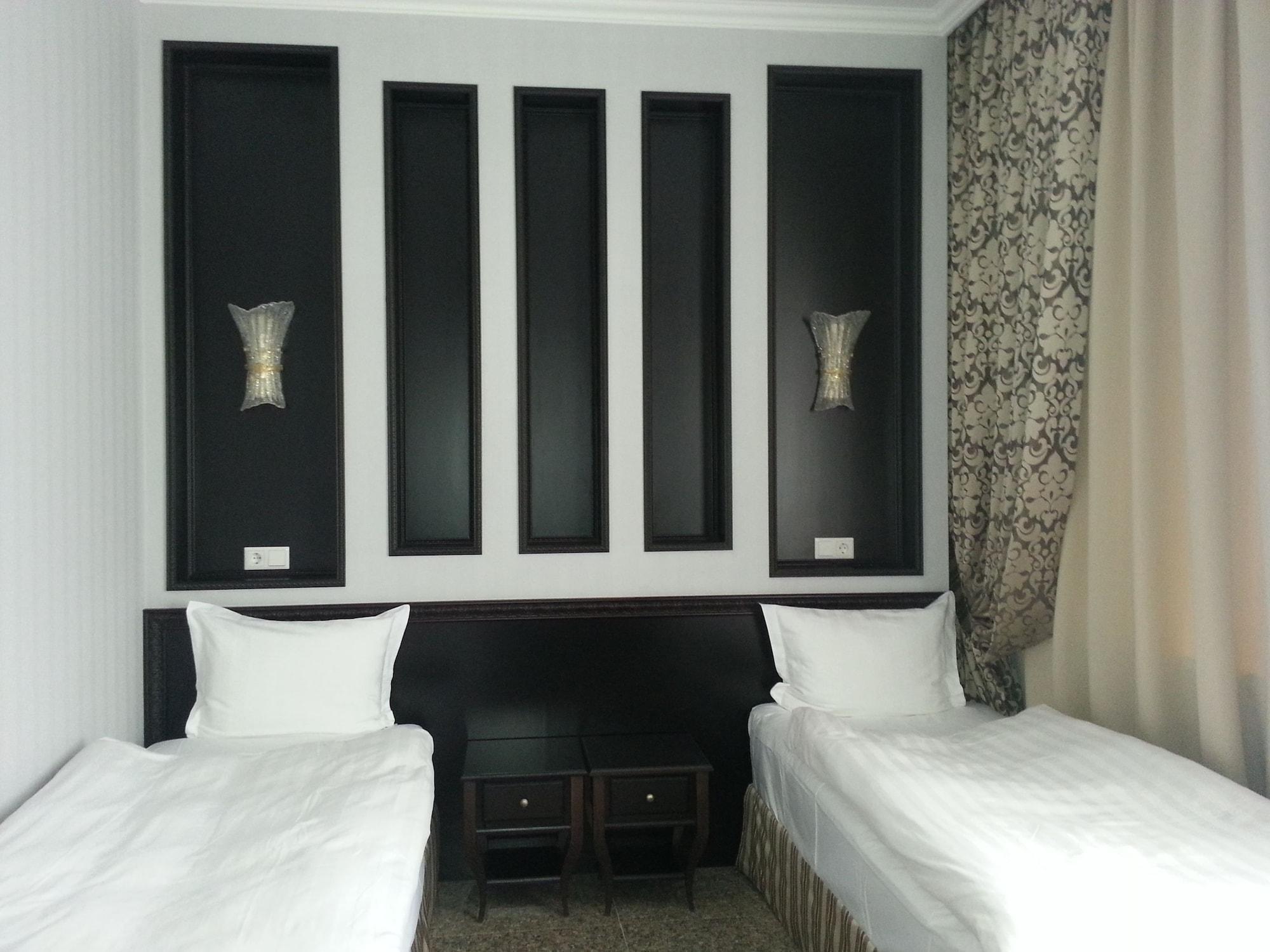 Royal Petrol Hotel تالديكورغان المظهر الخارجي الصورة