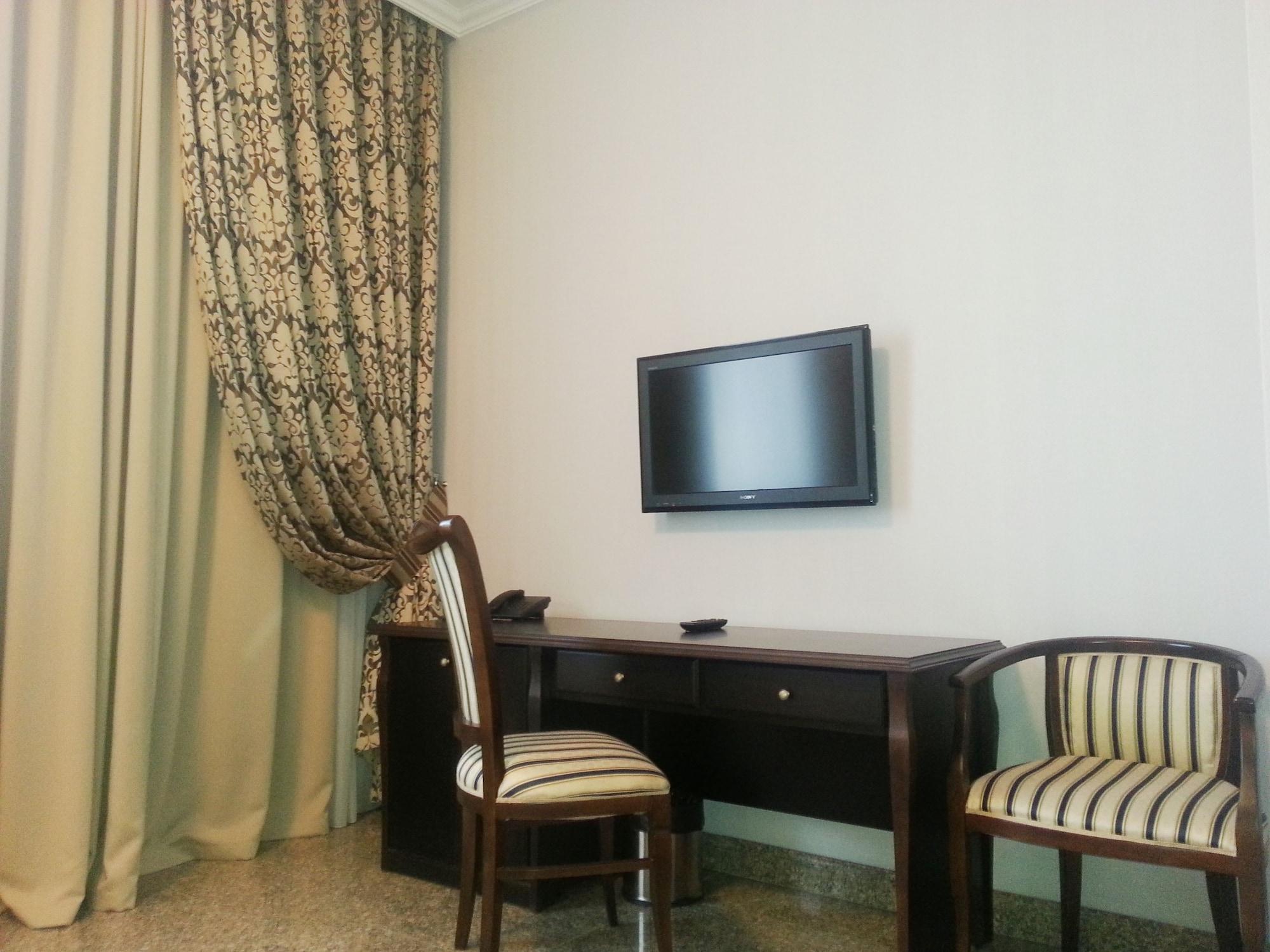 Royal Petrol Hotel تالديكورغان المظهر الخارجي الصورة